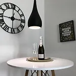S8 Luxury Oldtown - Foodstore, Crib, Babychair, Netflix, Pc Screen, Unlimmusic Apartment Košice