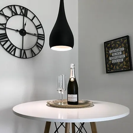 S8 Luxury Oldtown Apartment - Foodstore, Crib, Babychair, Netflix, Pc Screen, Unlimmusic Apartamento Košice